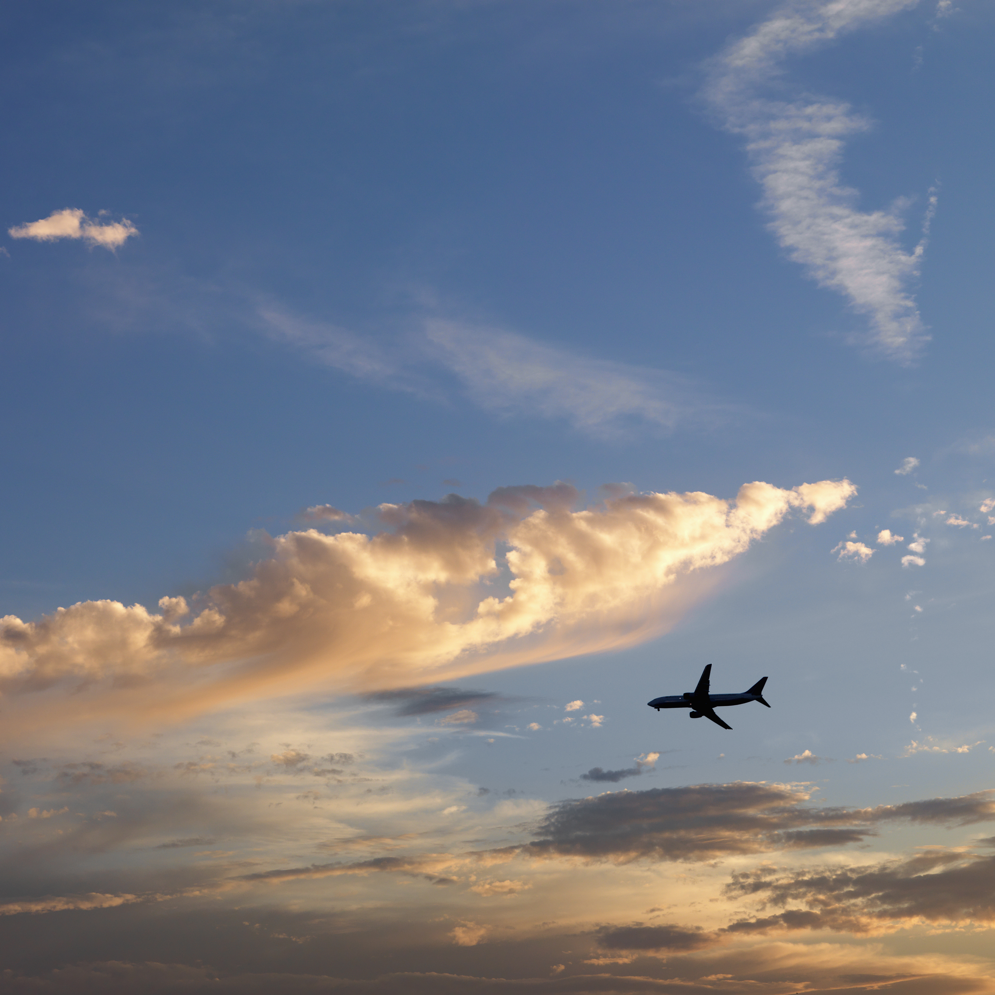Самолет написал в небе. Самолет в небе. Самолет в небе красиво. Самолет вдалеке. Самолет в небе издалека.