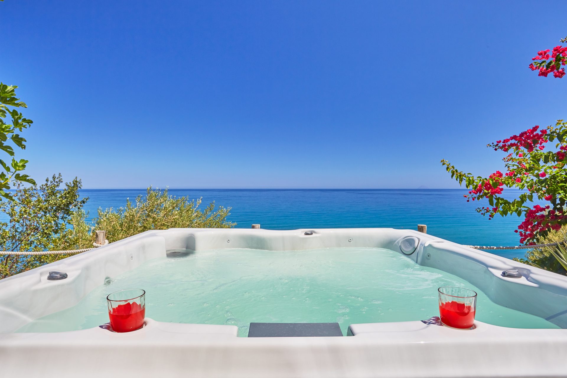 Hot tub in front of the sea