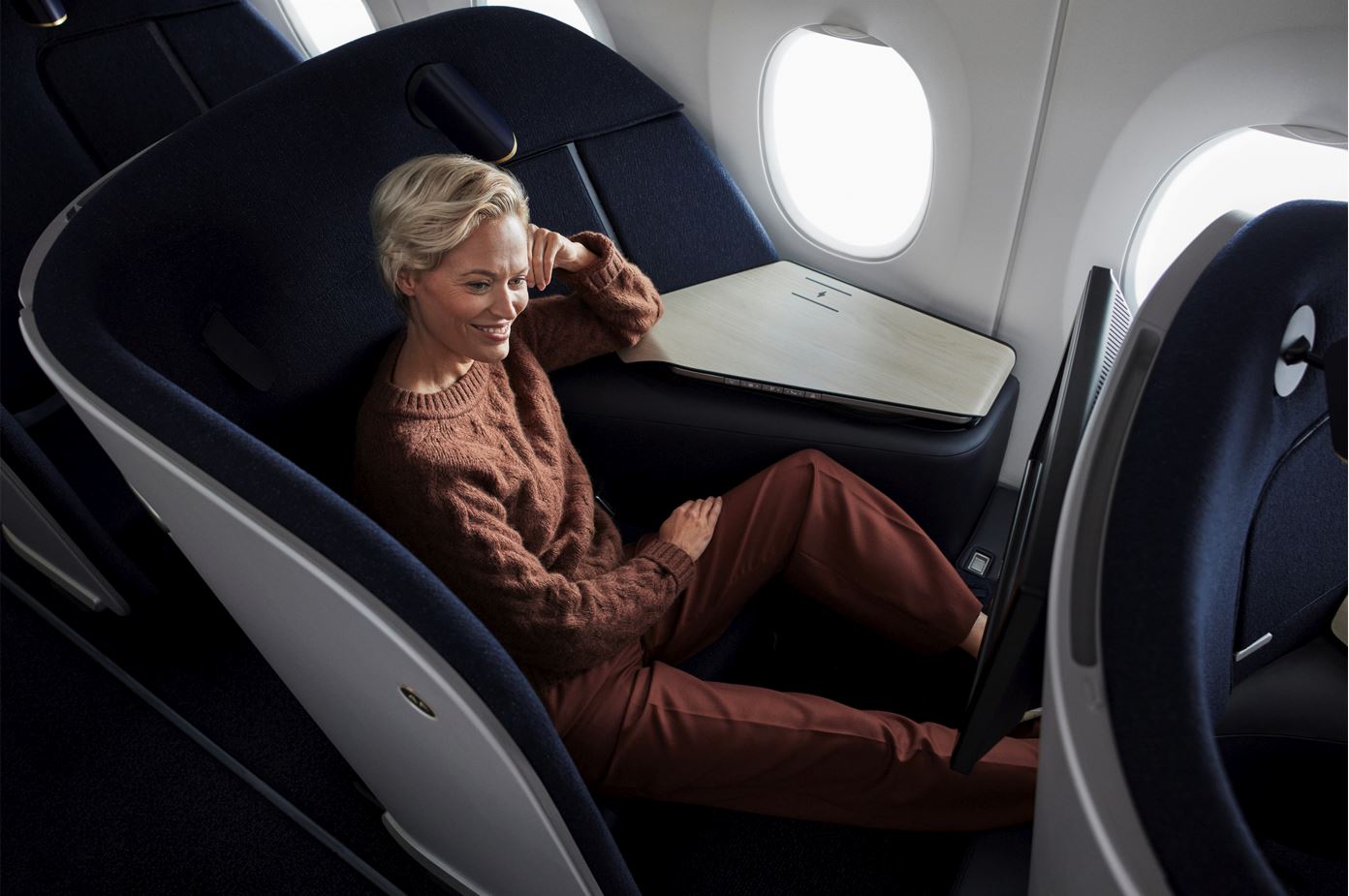 Finnar A350 Business Class Woman.