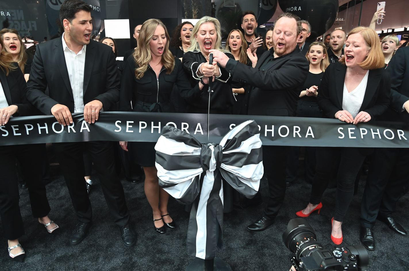 Sarah Boyd, SEPHORA UK MD, Manchester Trafford Centre retail team officially mark the opening of the new store. Pictures by @davebenett.